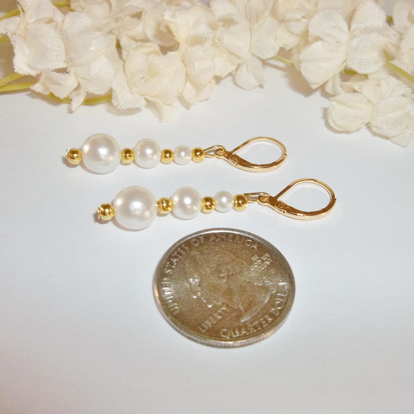 CLEARANCE! PRICE IS FIRM! Simple White Pearl Costume Jewelry Earrings 4978 - Picture 4 of 8